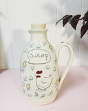 Pichet à sirop d’érable fait à la main avec motif de poulesJug for maple syrup with chicken with french inscription on white background hand painted drawing of johanne Weilbrenner