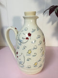 Pichet à sirop d’érable fait à la main avec motif de poulesJug for maple syrup with chicken with french inscription on white background hand painted drawing of johanne Weilbrenner