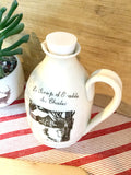 Pichet à sirop avec dessin d’une cabane à sucre . syrup pitcher handmade for your cottage with a cute image of a sugar shack