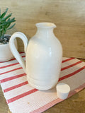Contenant pour le sirop blanc fait à la main en porcealineWhite Maple syrup pitcher handmade pottery with french or english inscription on white background