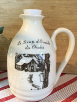 Pichet à sirop avec dessin d’une cabane à sucre . syrup pitcher handmade for your cottage with a cute image of a sugar shack