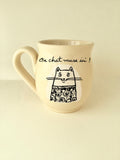 Mug avec un dessin de chat et une inscription "On chat muse ici!" tasse gaucher ou droitier