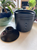 Pot à ail noir collection kuro toki.Black Garlic cellar, with a wool sock pattern, wheel trowned pottery, handpainted ceramic.