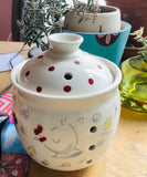 Pot à ail, motif de poules et poussins.Garlic cellar handmade pottery with chicken design hand painted