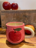 Le Mug rose avec motifs de pommes en grès. Coffee mug for the cottage.