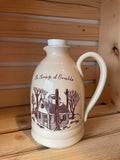 Pichet blanc avec cabane à sucre fait à la main .Jug for maple syrup with french or english inscription on white background with a sugar shack original drawing of Léa Weilbrenner