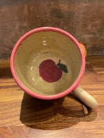 Le Mug rose avec motifs de pommes en grès. Coffee mug for the cottage.