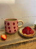Le Mug rose avec motifs de fraises en grès. Coffee mug for the cottage.