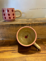 Le Mug rose avec motifs de fraises en grès. Coffee mug for the cottage.