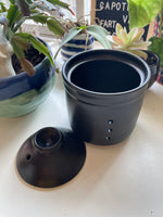 Pot à ail noir collection kuro toki.Black Garlic cellar, with a wool sock pattern, wheel trowned pottery, handpainted ceramic.